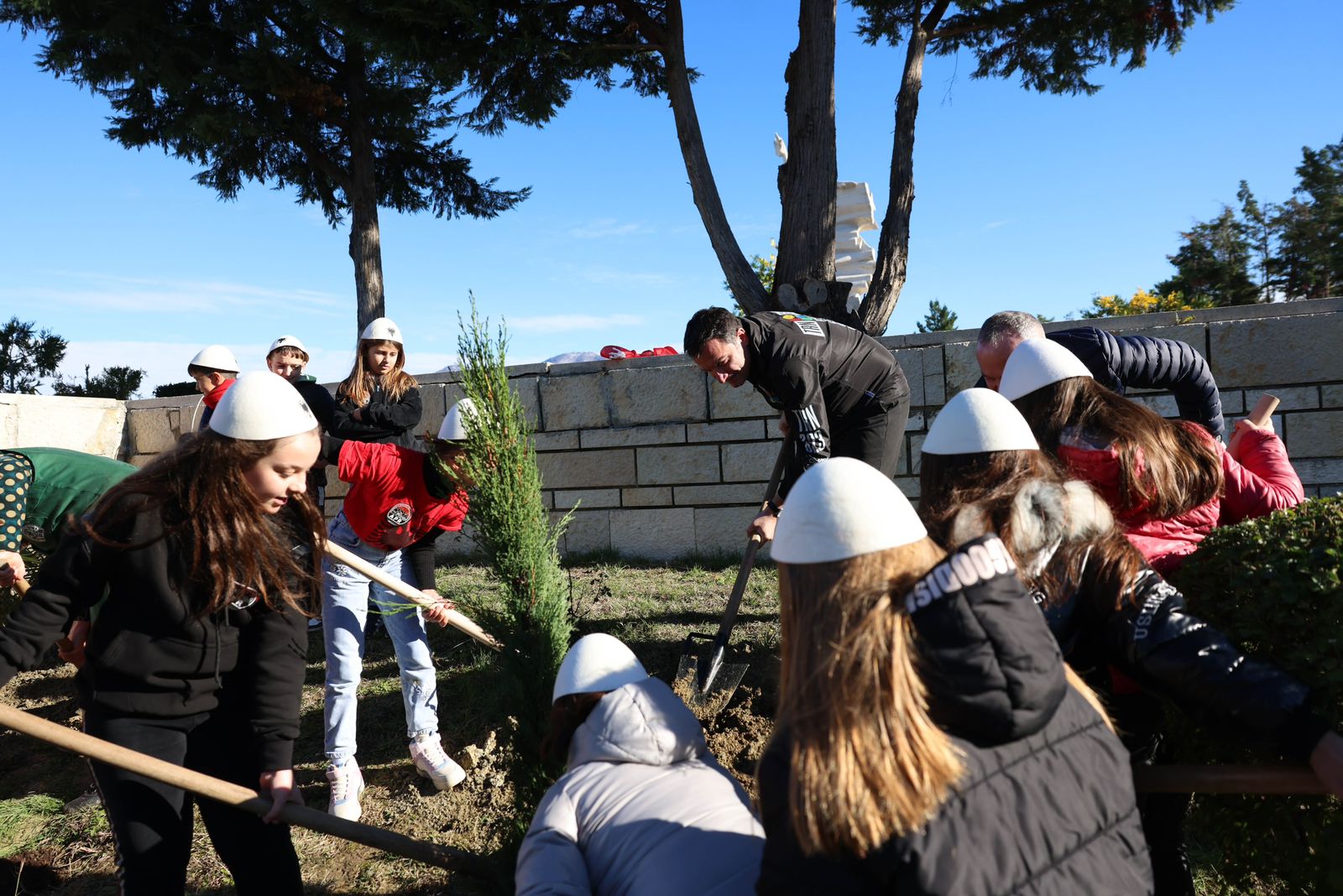 111 pemë nga 111 nxënës në 111-vjetorin e Pavarësisë së Shqipërisë, Veliaj: Sot patriot është ai që kontribuon për qytetin