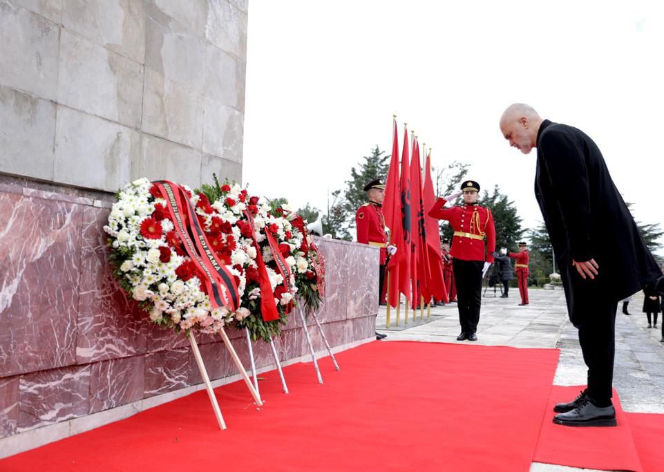 Dita e Çlirimit, nderohen dëshmorët e Atdheut pranë monumentit “Nënë Shqipëri”