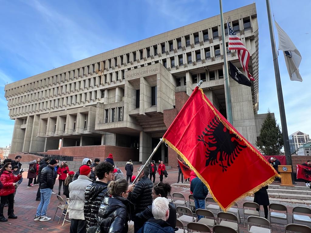 Shqiptarët në Boston vishen kuq e zi, me kënge e valle festojnë Ditën e Flamurit