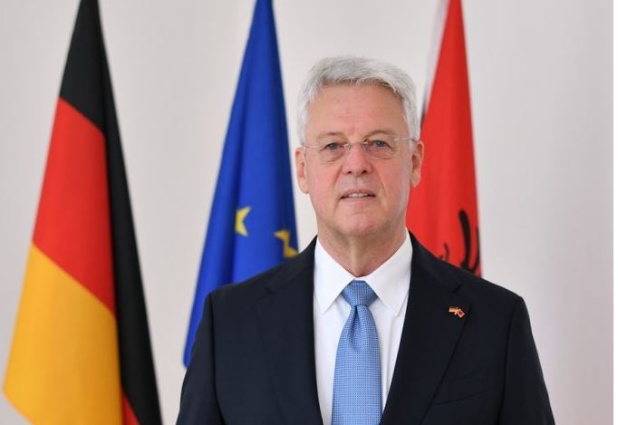 Tym e flakë në Parlament, ambasadori gjerman: Po ndjek me shqetësim situatën në Shqipëri!
