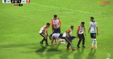 VIDEO/ Edhe kjo nuk ishte parë, futbollisti shqiptar rrëzohet nga barela për të vonuar ndeshjen