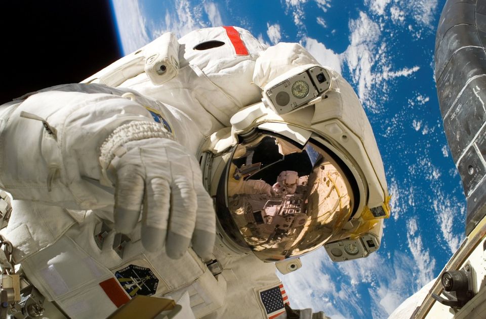Çanta e mjeteve që humbën astronautët në hapësirë ​​mund të shihet edhe me dylbi