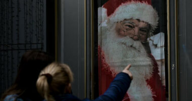 Babagjyshi do të ketë më pak “punë”/ Ndryshe nga vitet e tjera, prindërit e kanë të vështirë të blejnë lodra