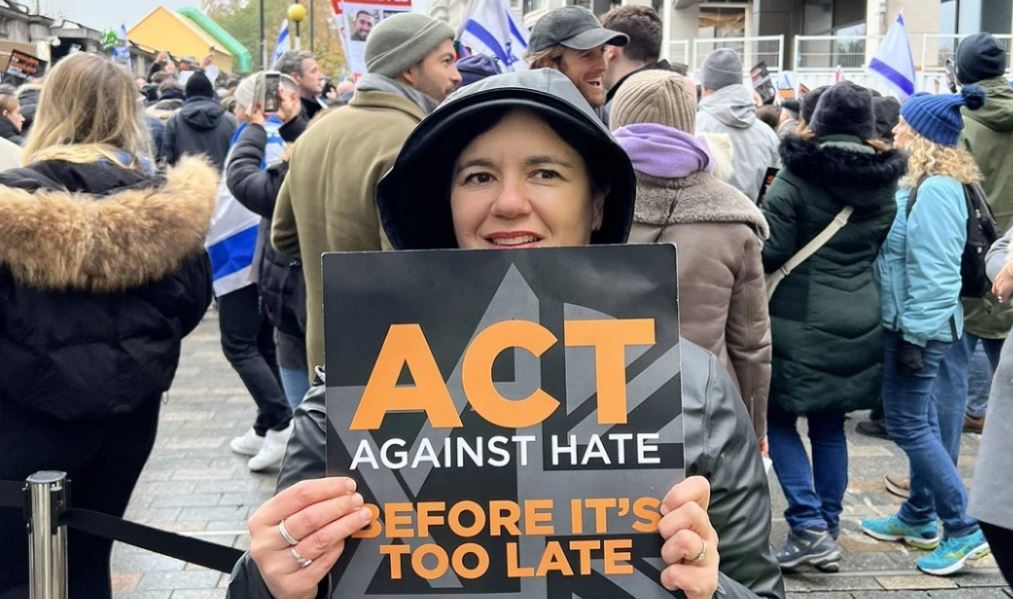 Mijëra protestues marshojnë në rrugët e Londrës kundër antisemitizmit: Duam paqe!