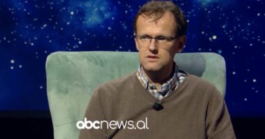 “Interesi për Shqipërinë më lindi që fëmijë, flitej keq për këtë vend”, abanologu çek tregon si e mësoi gjuhën tonë