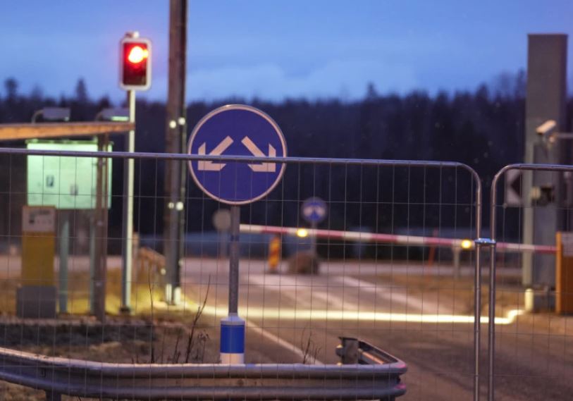 Forcat finlandeze të mbrojtjes fillojnë ndërtimin e një gardhi në kufi me Rusinë