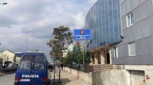 I dënuar me burg për vjedhje, arrestohet i riu në Kamëz