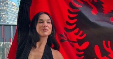 &ldquo;Nj&euml; komb, nj&euml; flamur&rdquo;, Dua Lipa uron 28 N&euml;ntorin me flamurin kuq e zi