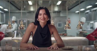 Dua Lipa zbulon përbërësin e çuditshëm me të cilin kombinon akulloren e saj