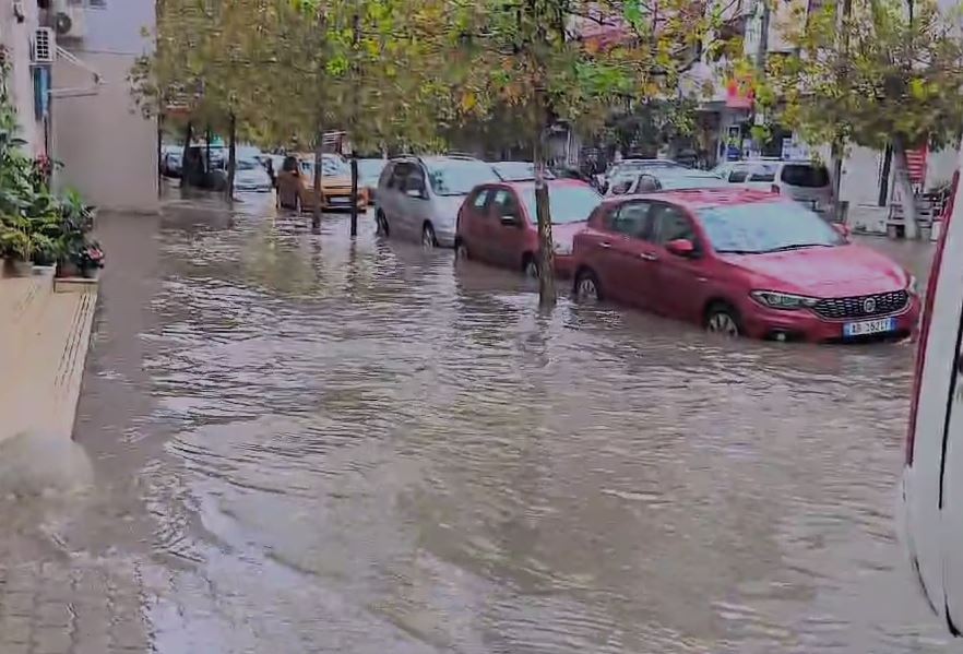 Moti i keq në vend, përmbyten rrugët në Durrës