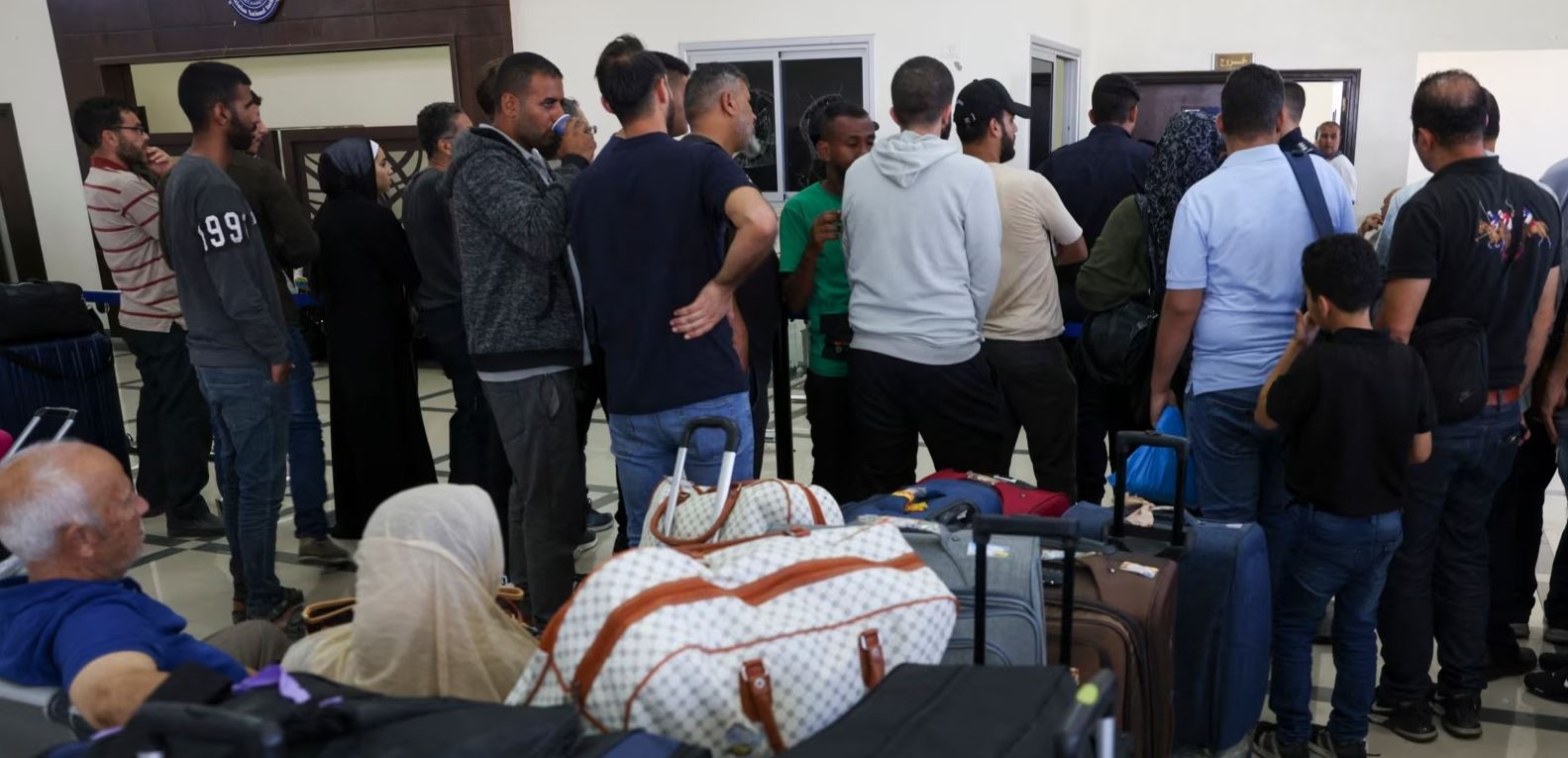 Përshpejtohet evakuimi nga Gaza pas rihapjes së pikëkalimit Rafah