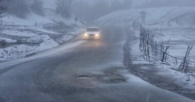 Reshjet e dëborës shkaktojnë probleme në Bypassin e Rrugës së Arbërit, nuk lejohet qarkullimi i mjeteve pa zinxhirë