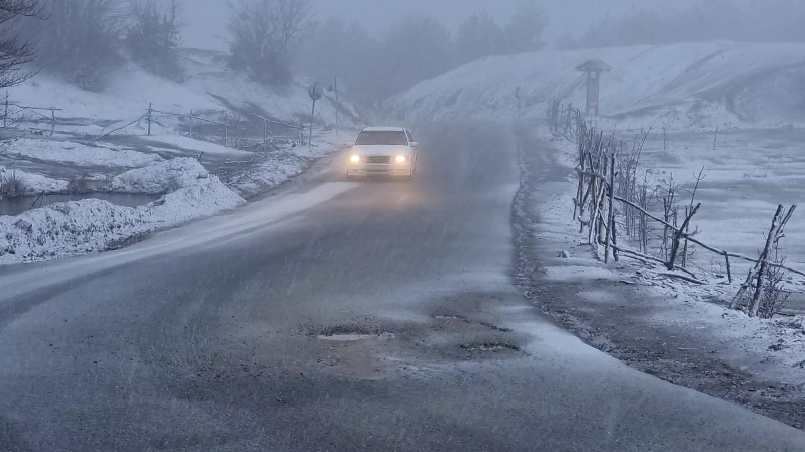 Reshjet e dëborës shkaktojnë probleme në Bypassin e Rrugës së Arbërit, nuk lejohet qarkullimi i mjeteve pa zinxhirë