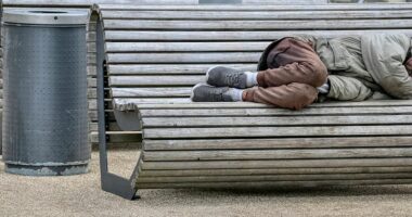 Fitoi lotarinë, por nuk kishte dokumente, si do t’i tërheq paratë burri i pastrehë në Itali