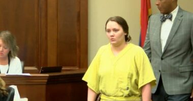 Përplasi disa herë vajzën e saj dy muajshe në trotuar, burg përjetë për nënën amerikane