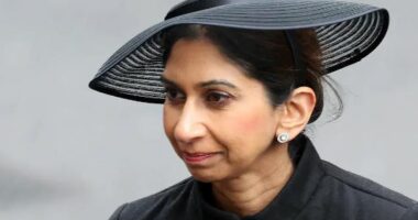 Nga akuzat për emigrantët shqiptarë tek dërgimi i tyre në Ruandë, 5 polemikat e mëdha të Suella Braverman