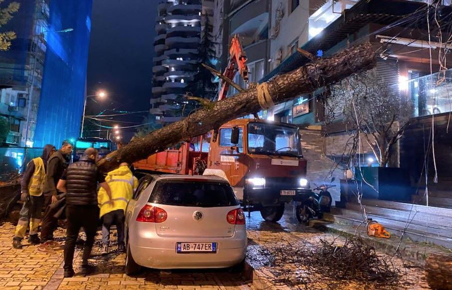 Moti i keq, apeli i Veliajt: Qytetarët të mos dalin me makinë sot e nesër që rrugët të jenë të lira për vinça dhe eskavatorë