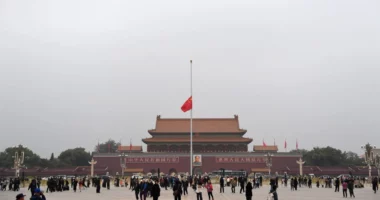 Zi për ish-kryeministrin, Kina ul flamurin në gjysmështizë