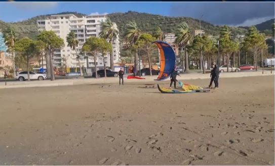 Festë dhe sporte të rrezikshme, një grup të rinjsh kremtojnë çlirimin me “Kitesurf” në Vlorë