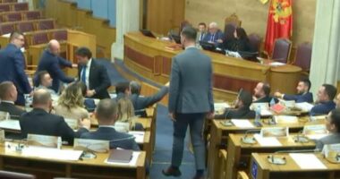 Tensione në Kuvendin e Malit të Zi/ Ish kryeministri Abazoviç për pak sa nuk u përplas fizikisht me një deputet