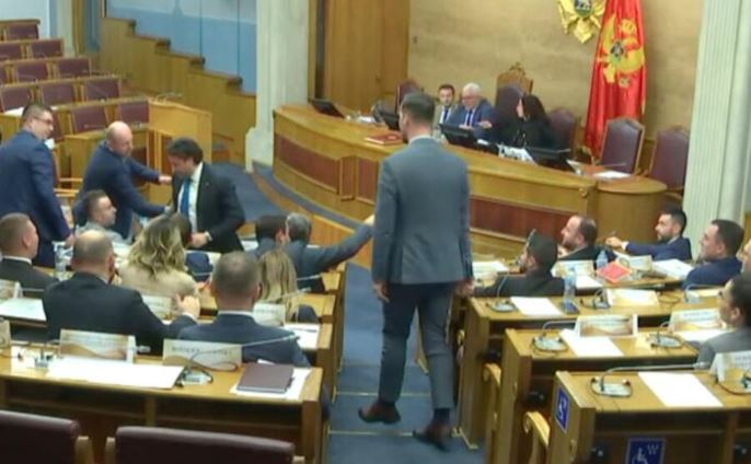 Tensione në Kuvendin e Malit të Zi/ Ish kryeministri Abazoviç për pak sa nuk u përplas fizikisht me një deputet