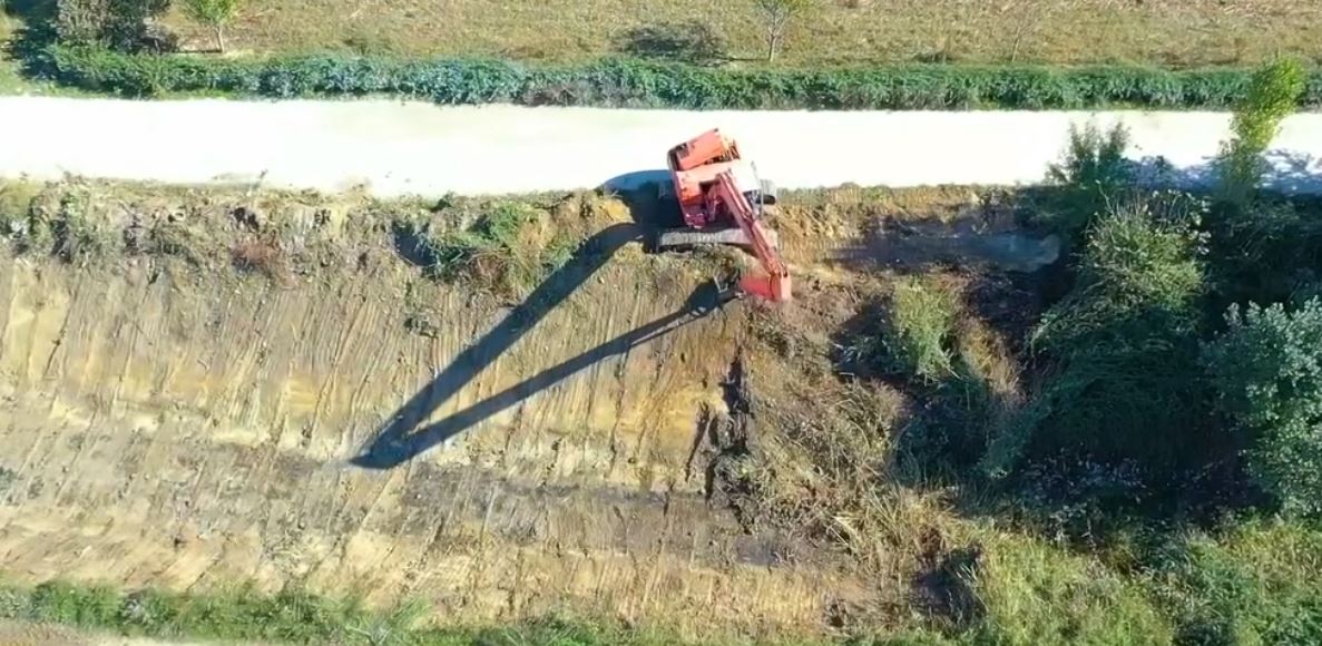 Merren masa për rrezikun nga reshjet në tokat bujqësore, Rama ndan pamjet nga pastrimi i kanaleve kulluese