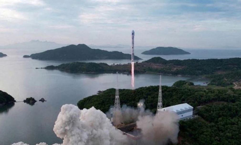 Koreja e Veriut lëshon një satelit spiun, qeveria japoneze paralajmëron banorët të tregohen të kujdesshëm