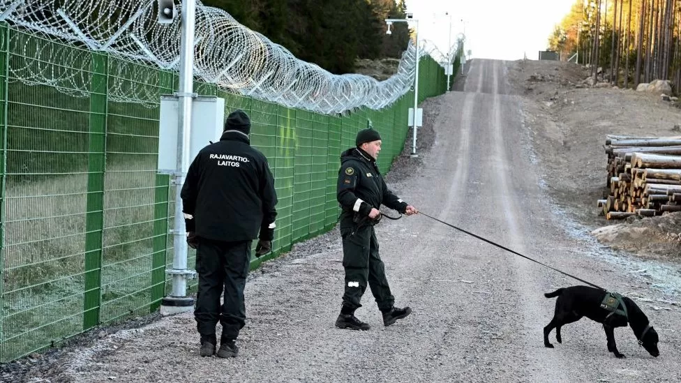 Finlanda akuzon Rusinë: Po ndihmon emigrantët të kalojnë ilegalisht kufirin