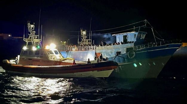 Mbytet anija me emigrantë në Lampedusa, ndërron jetë 2-vjeçarja, 8 të zhdukur