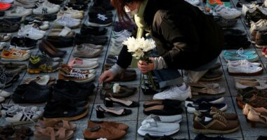 Koreja e Jugut solidarizohet me Gazën, aktivistët vendosin dhjetëra këpucë në rrugë