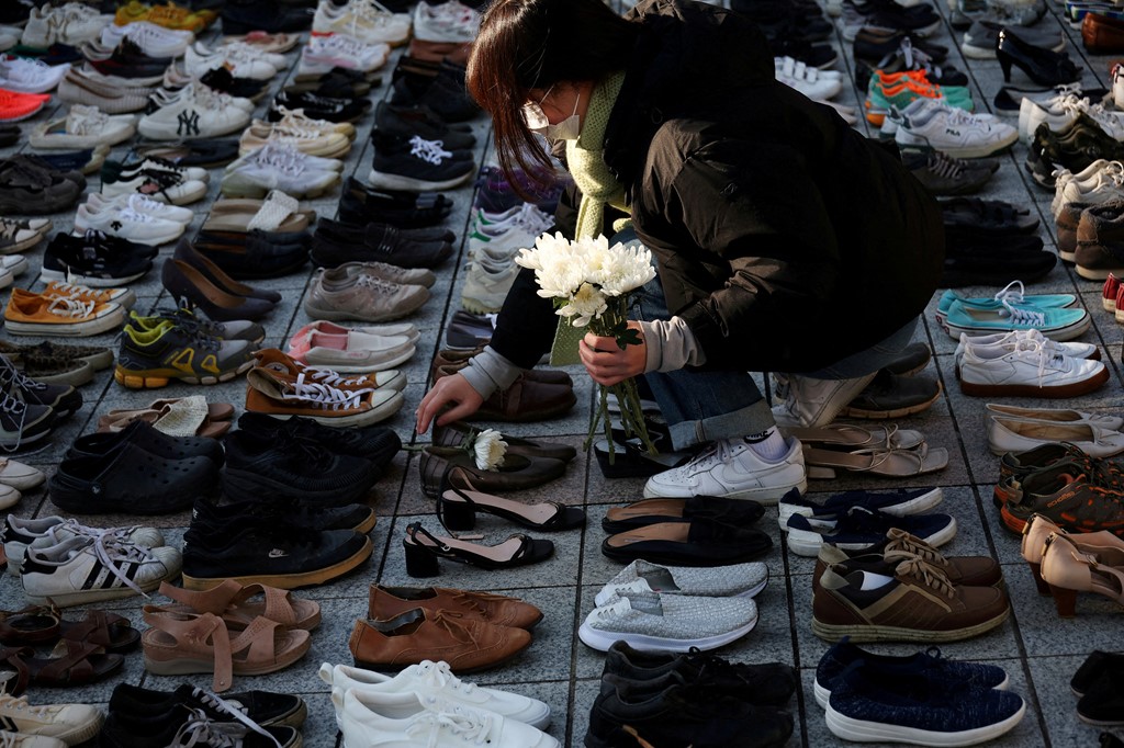 Koreja e Jugut solidarizohet me Gazën, aktivistët vendosin dhjetëra këpucë në rrugë