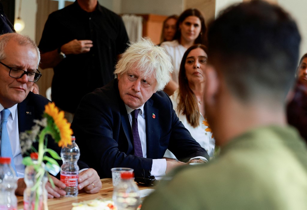 Boris Johnson në Jerusalem, takohet me ushtarët izraelitë