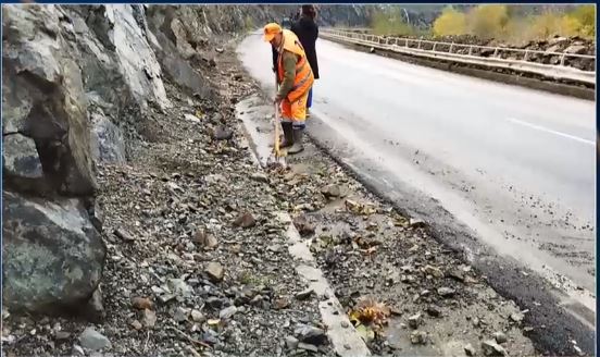 Dëme nga moti i keq në Librazhd, rrugë të bllokuara e biznese të dëmtuara, mungesë të energjisë në disa fshatra