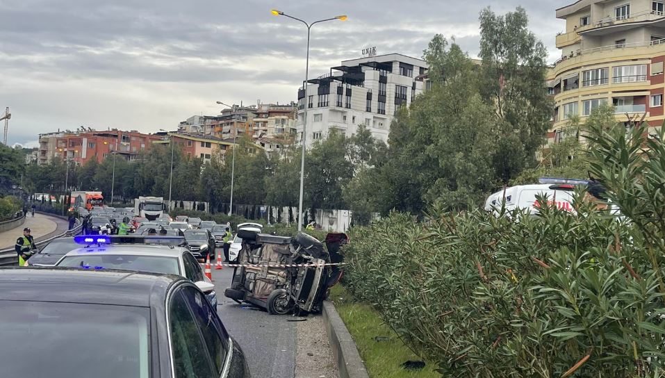 Pamjet nga aksidenti në Tiranë, makina e përmbysur, raportohet për një viktimë