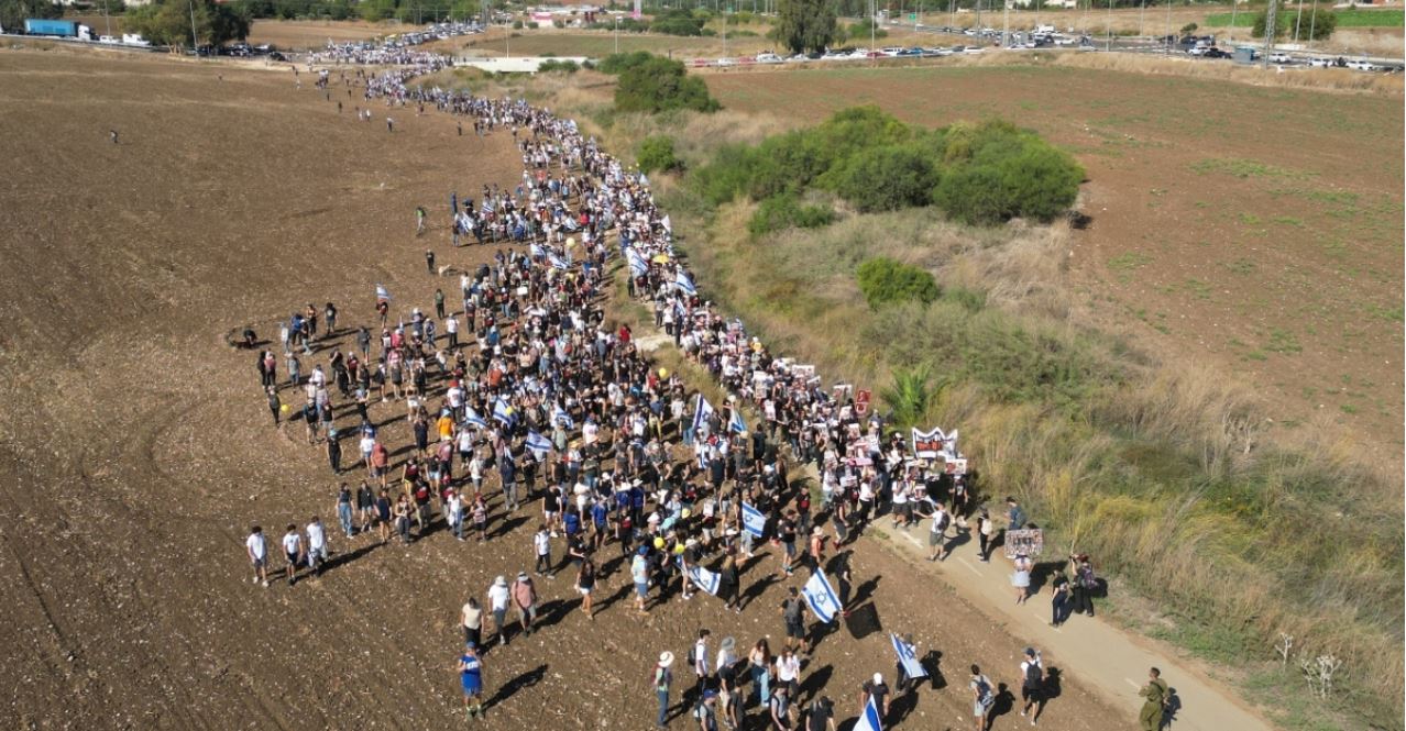 Izrael/ Marshimi i solidaritetit nga familjarët e pengjeve, nesër mbërrijnë në rezidencën e Netanyahut