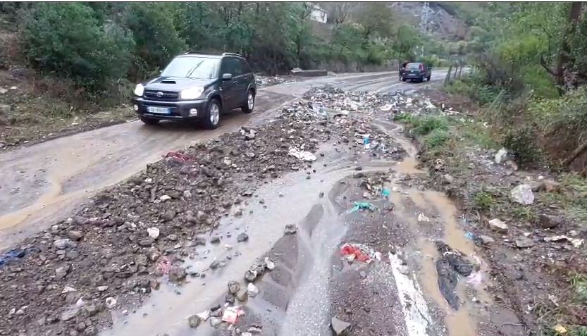 Probleme në aksin Milot-Burrel, rrëshqitje gurësh pas reshjeve të shiut