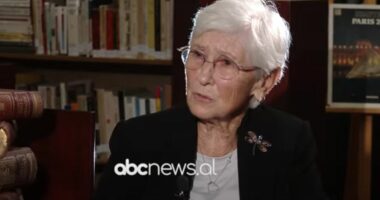 “Enveri nuk studionte, ishte qejfli për vajzat”, e bija e Vedat Kokonës zbulon periudhën kur lideri komunist ndau dhomën me të atin