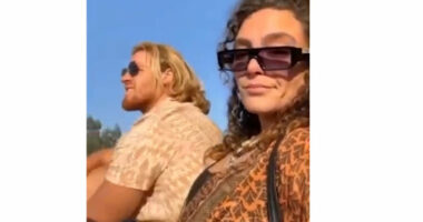 Modelja i mbijeton sulmit në Izrael, fshihet nën të dashurin e vdekur