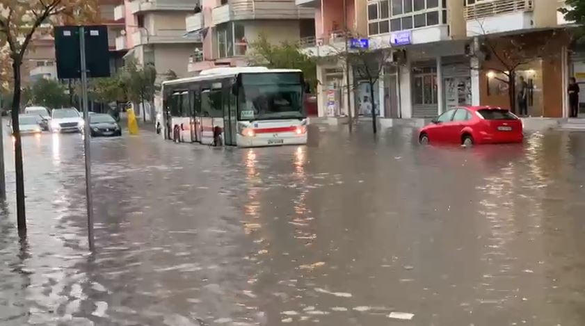 Situata nga moti i keq/ Ministria e Mbrojtjes: Lirohet rruga Skuraj-Burrel, stabilizohet niveli i ulit në Mirditë