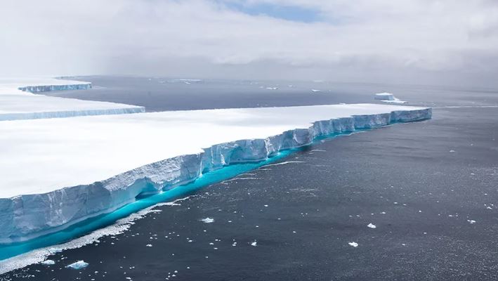 Ajsbergu më i madh në botë lëviz pas 30 vitesh