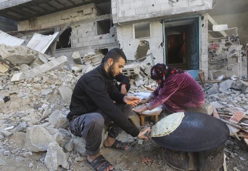 FOTO/ Palestinezët pjekin bukë në rrënojat e shtëpive të tyre
