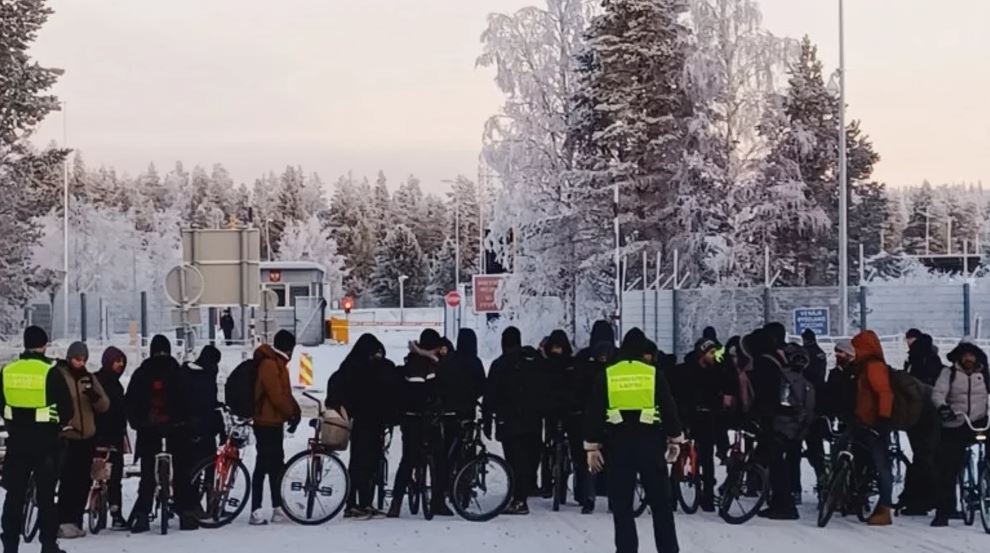VIDEO/ Acari nuk i ndal, Rusia dërgon refugjatë me biçikleta në kufirin me Finlandën