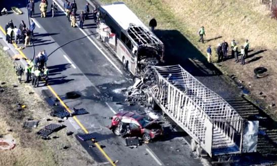 Kamioni përplaset me autobusin me studentë, 3 të vdekur dhe 18 të plagosur në SHBA