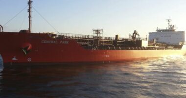 Rebelët sulmojnë luftanijen amerikane, lëshojnë dy raketa balistike