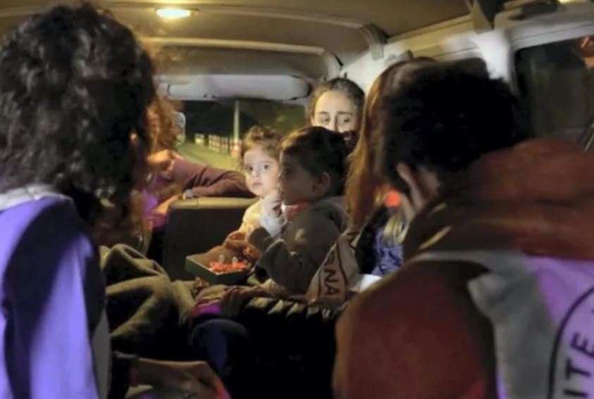 VIDEO/ Pengjet e liruara mbërrijnë në spitalin e Tel Aviv, pas 52 ditësh takohen me familjarët