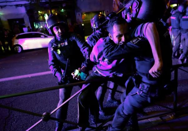 Kaos në Madrid, mijëra protestues përleshen me policinë