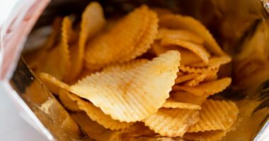 Parlamentin Europian ndalon shitjen e patatinave me qeska të mëdha paketimi: Duhet më shumë produkt se ajër