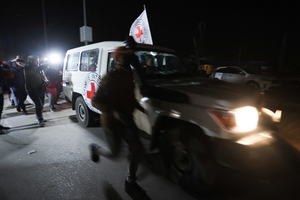 Hamasi liron grupin e dytë të pengjeve, nisen drejt pikës kufitare të Rafah