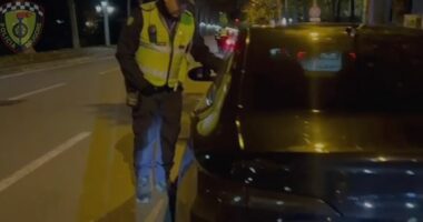 VIDEO/ Ndalohet shoferi i dehur në Tiranë, momenti kur tenton të korruptojë policët me para
