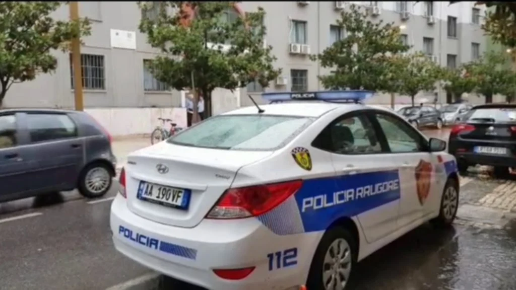 Durrës/ Makina përplas policin në vijat e bardha